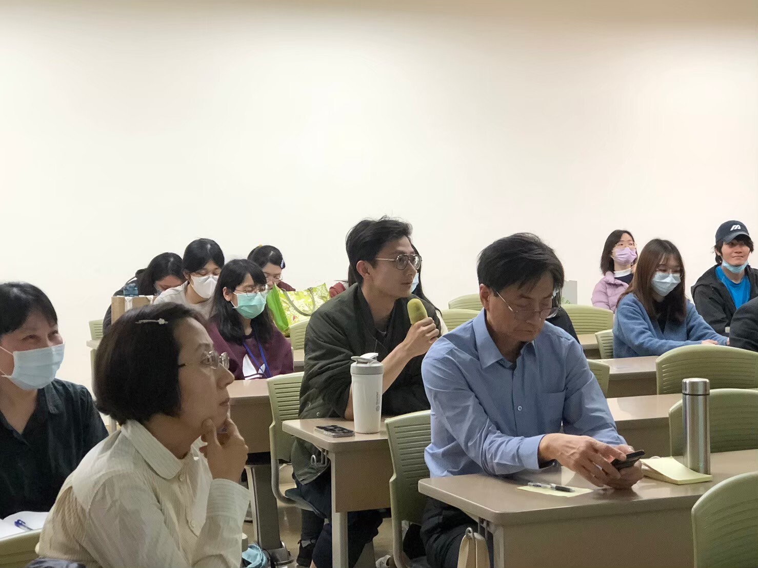 學生與講者一同討論「替別人感到羞恥」的觀點。