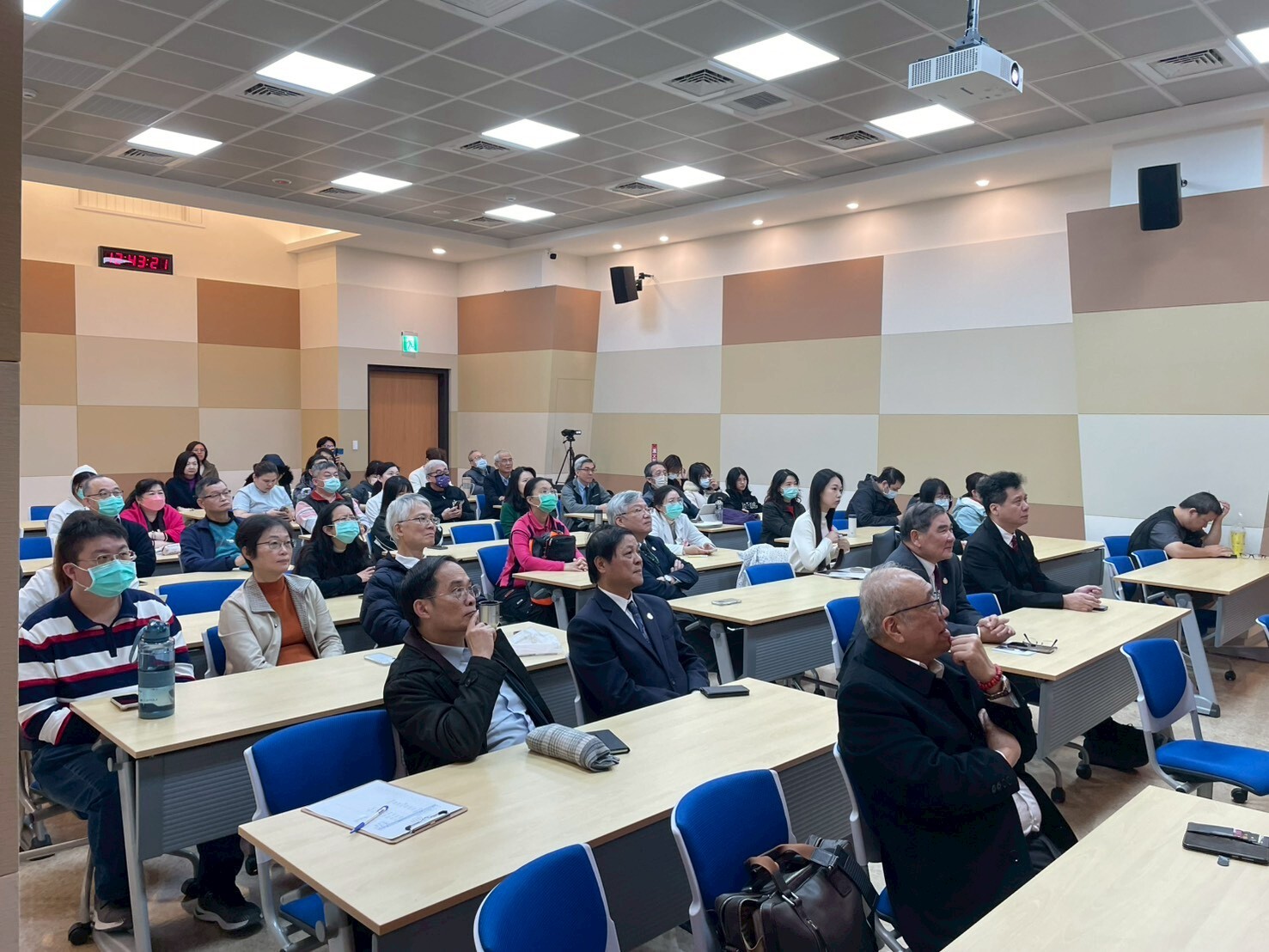本校師生專注聆聽講座內容，從歷史與醫療實務交織的觀點，深化對醫學專業與人文價值的理解。