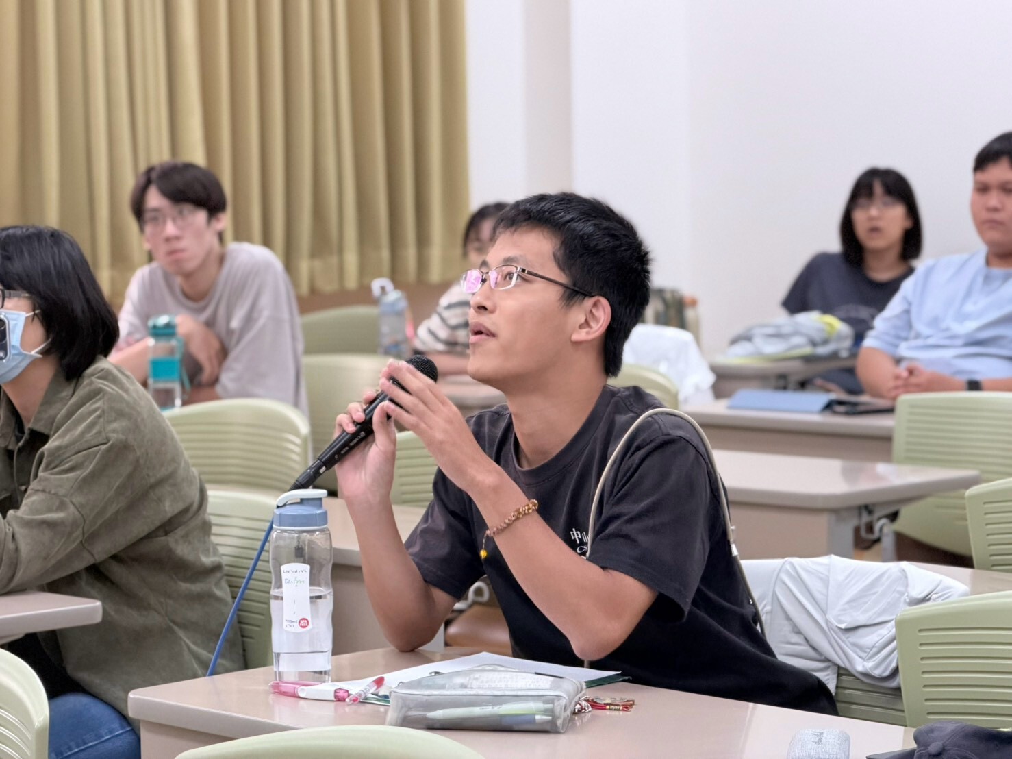 座無虛席,全神貫注聆聽。