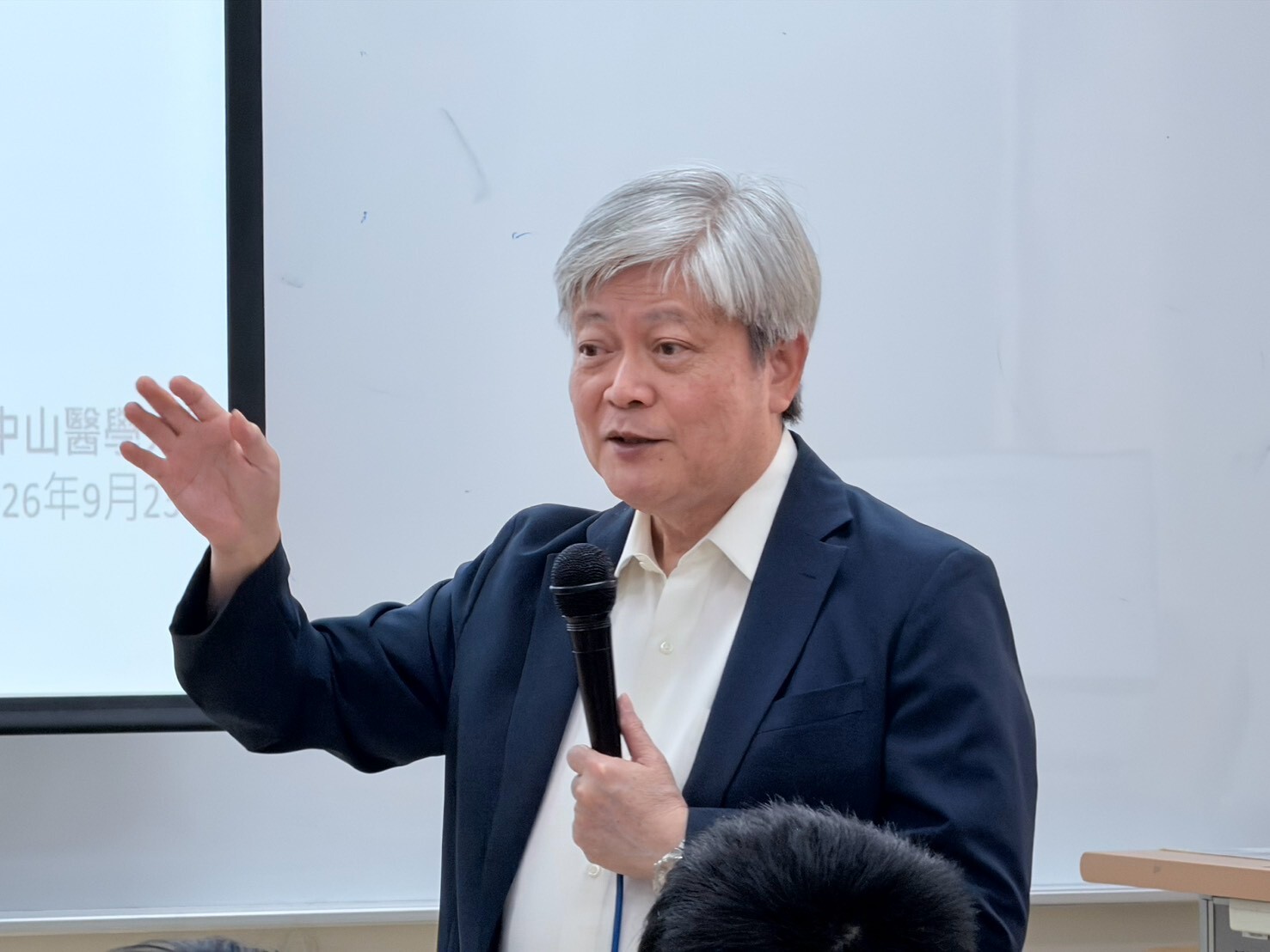 鄭喜恒教授闡述「現象學」對於羞恥經驗的想法。