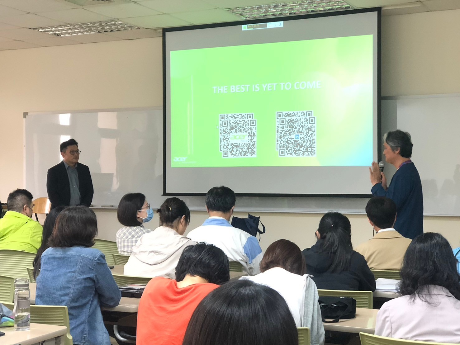 座無虛席,全神貫注聆聽。