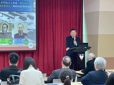 國防部軍醫局蔡建松局長於本校醫學人文中心專題講座中，以軍榮醫療體系為主軸進行專題演講，分享臺灣軍醫發展歷程與轉型經驗。